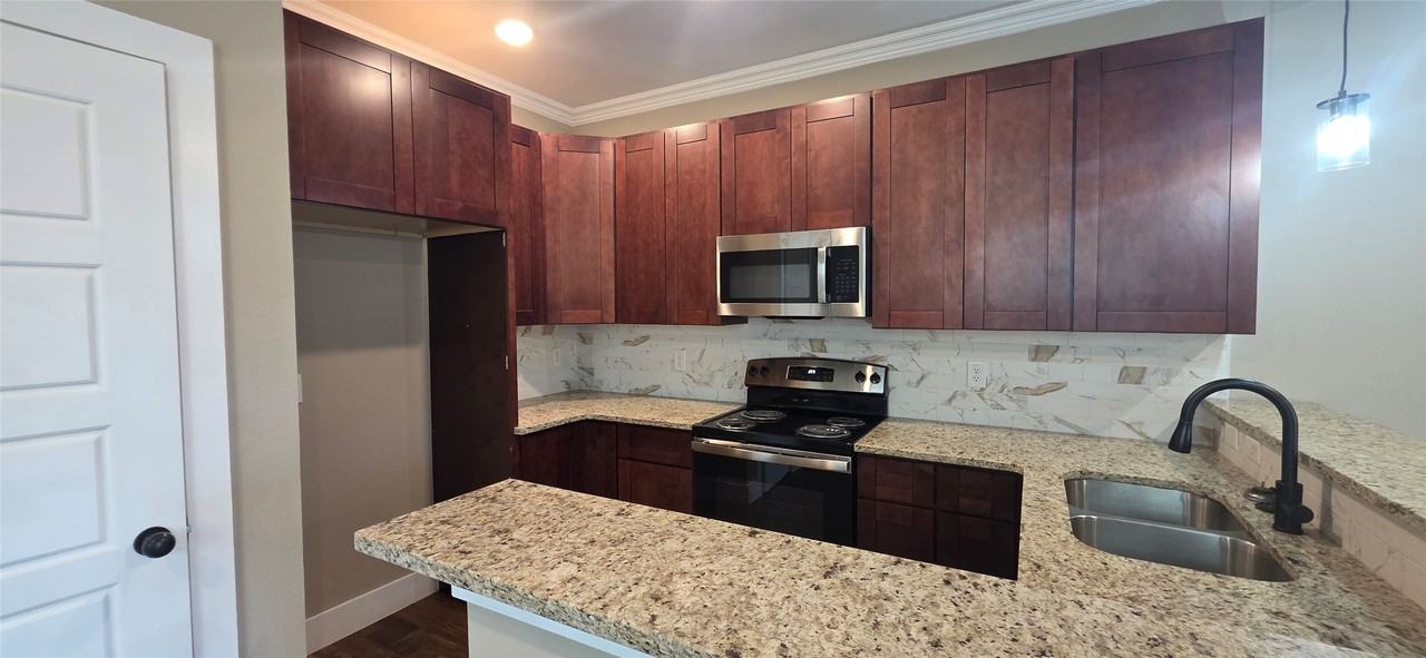 1705 Ash Crescent St - Photo 4 of 13