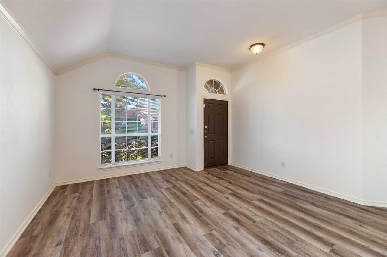 1621 Oak Brook Ln - Photo 7 of 34