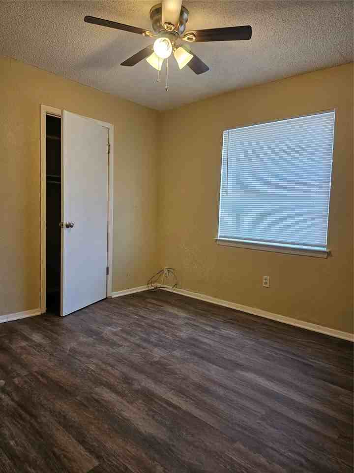 5604 Macarthur Dr - Photo 3 of 7