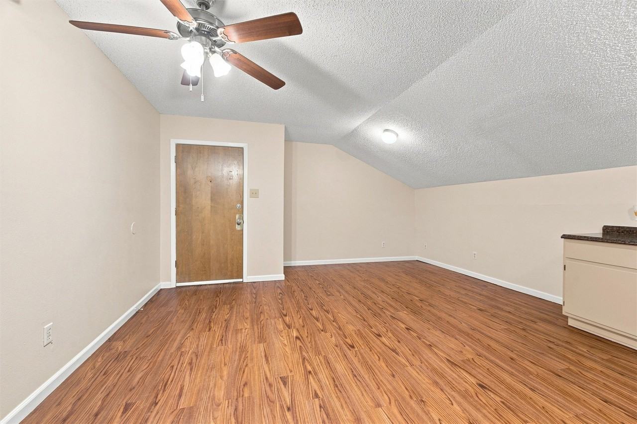 410 W Franklin St #10 - Photo 3 of 10