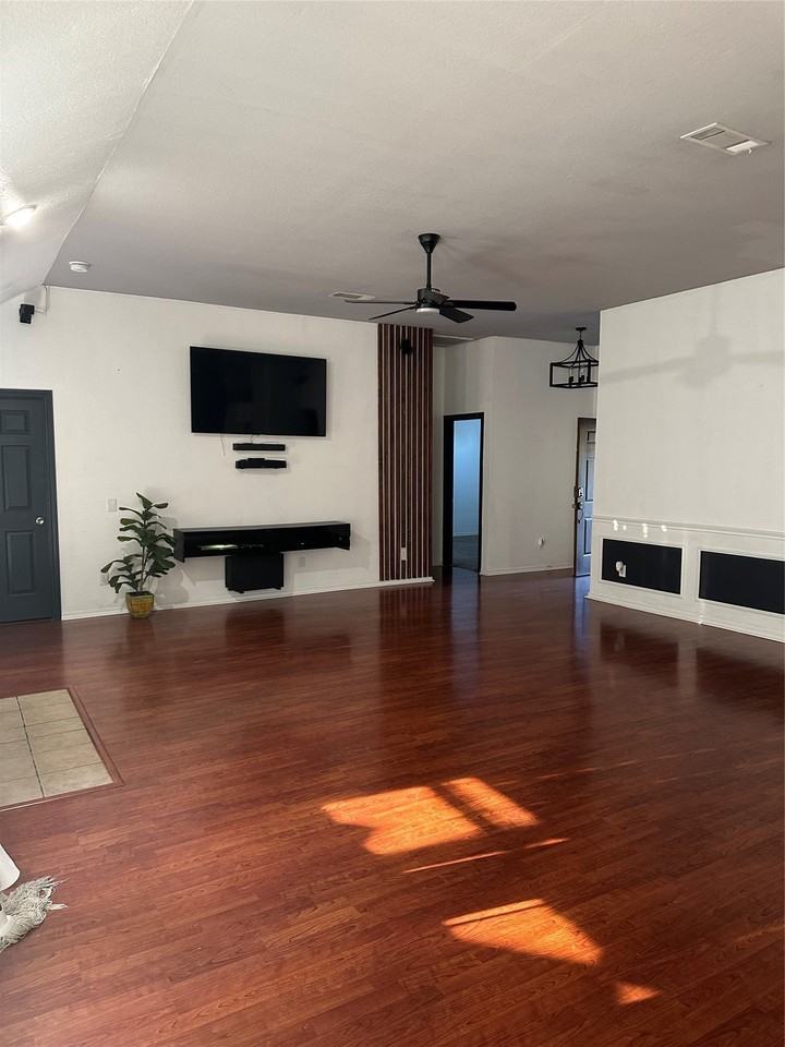 806 Boxwood Dr - Photo 2 of 11