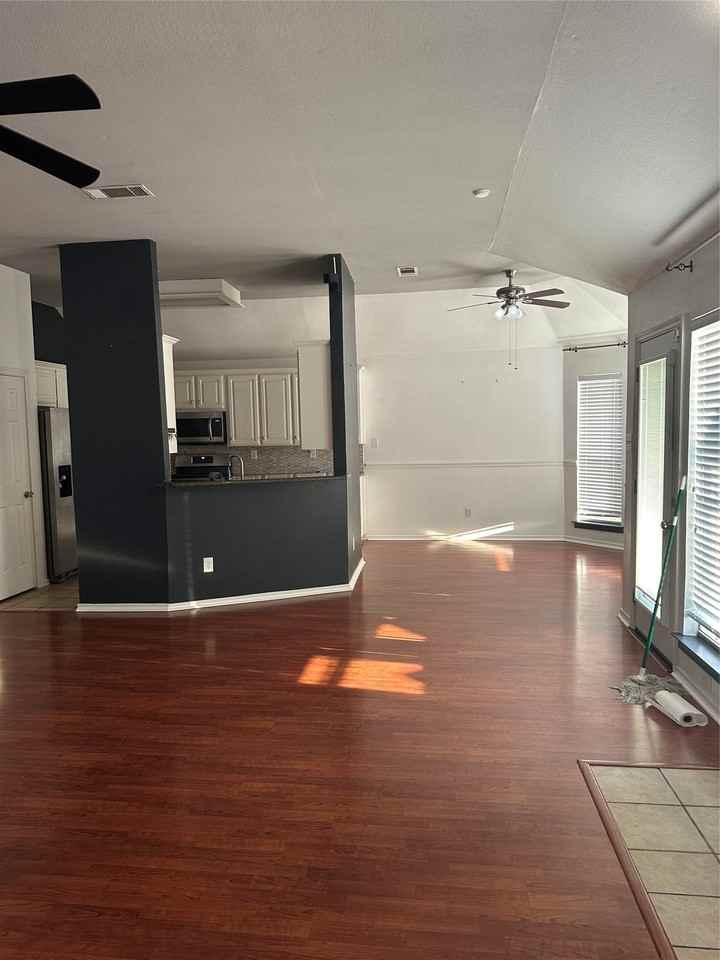 806 Boxwood Dr - Photo 3 of 11