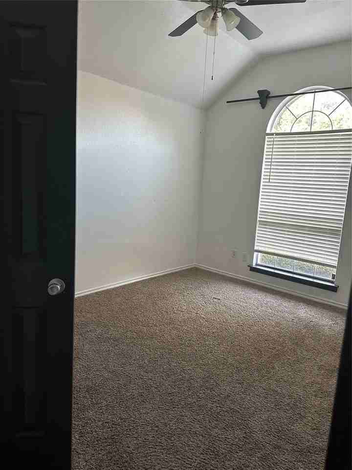 806 Boxwood Dr - Photo 4 of 11