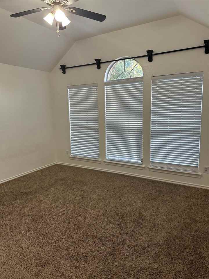 806 Boxwood Dr - Photo 6 of 11