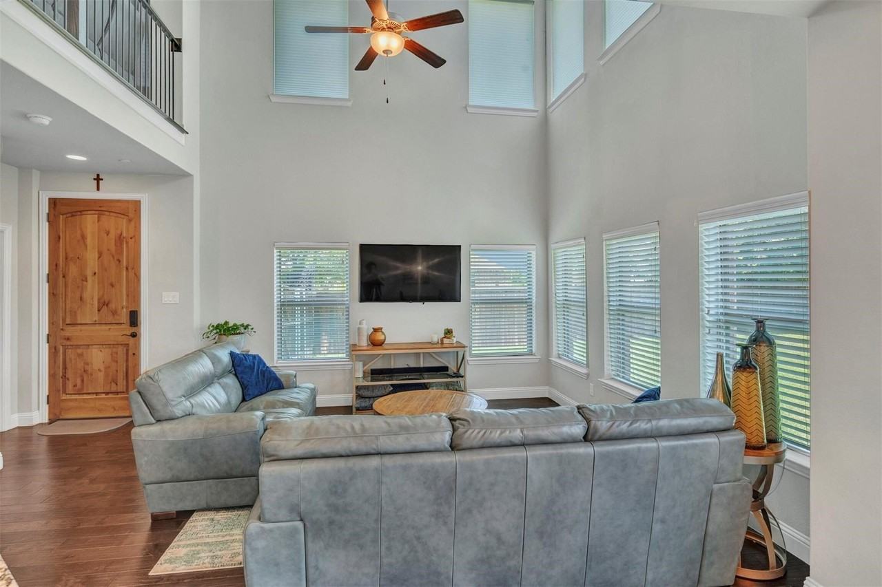 2100 Jameson Ln - Photo 5 of 25
