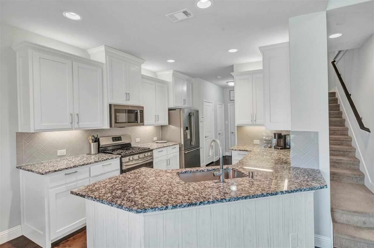 2100 Jameson Ln - Photo 6 of 25