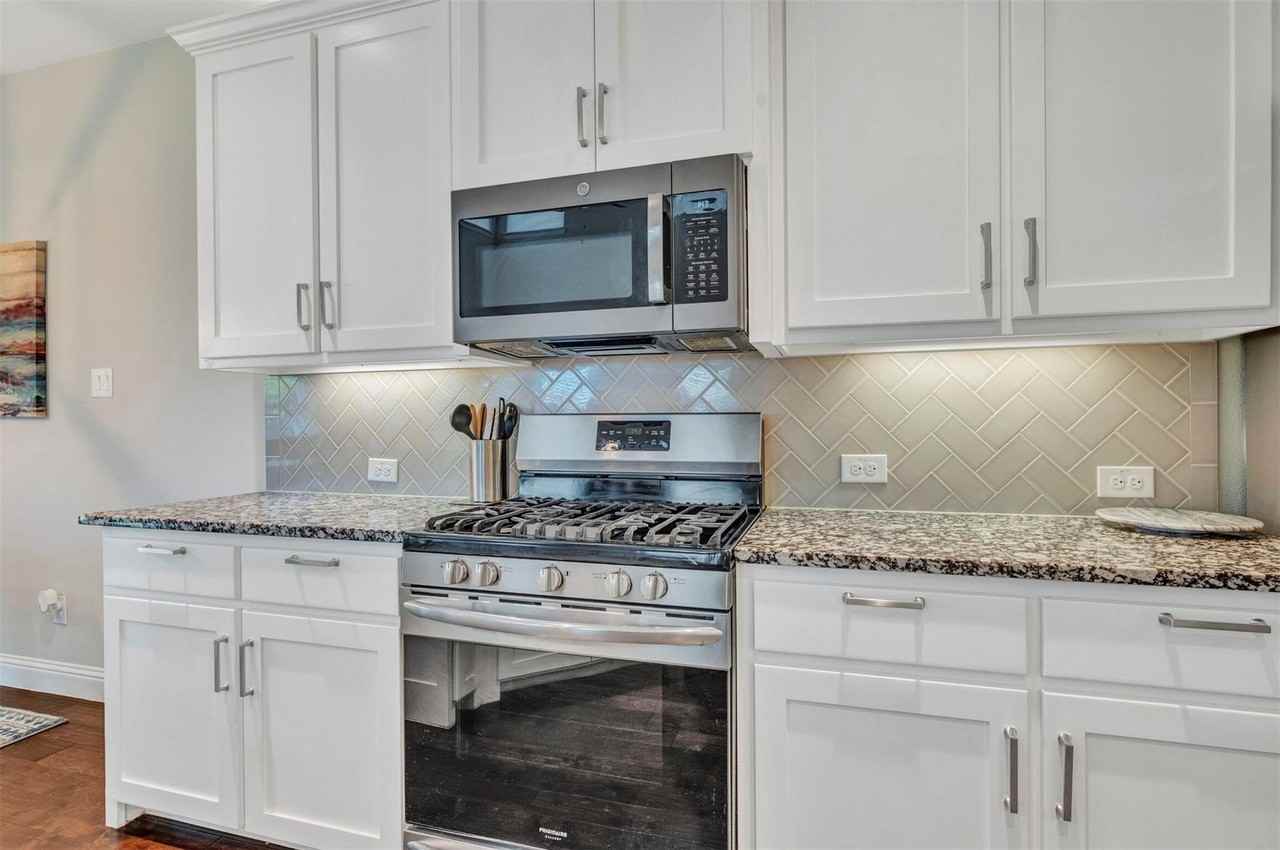2100 Jameson Ln - Photo 7 of 25