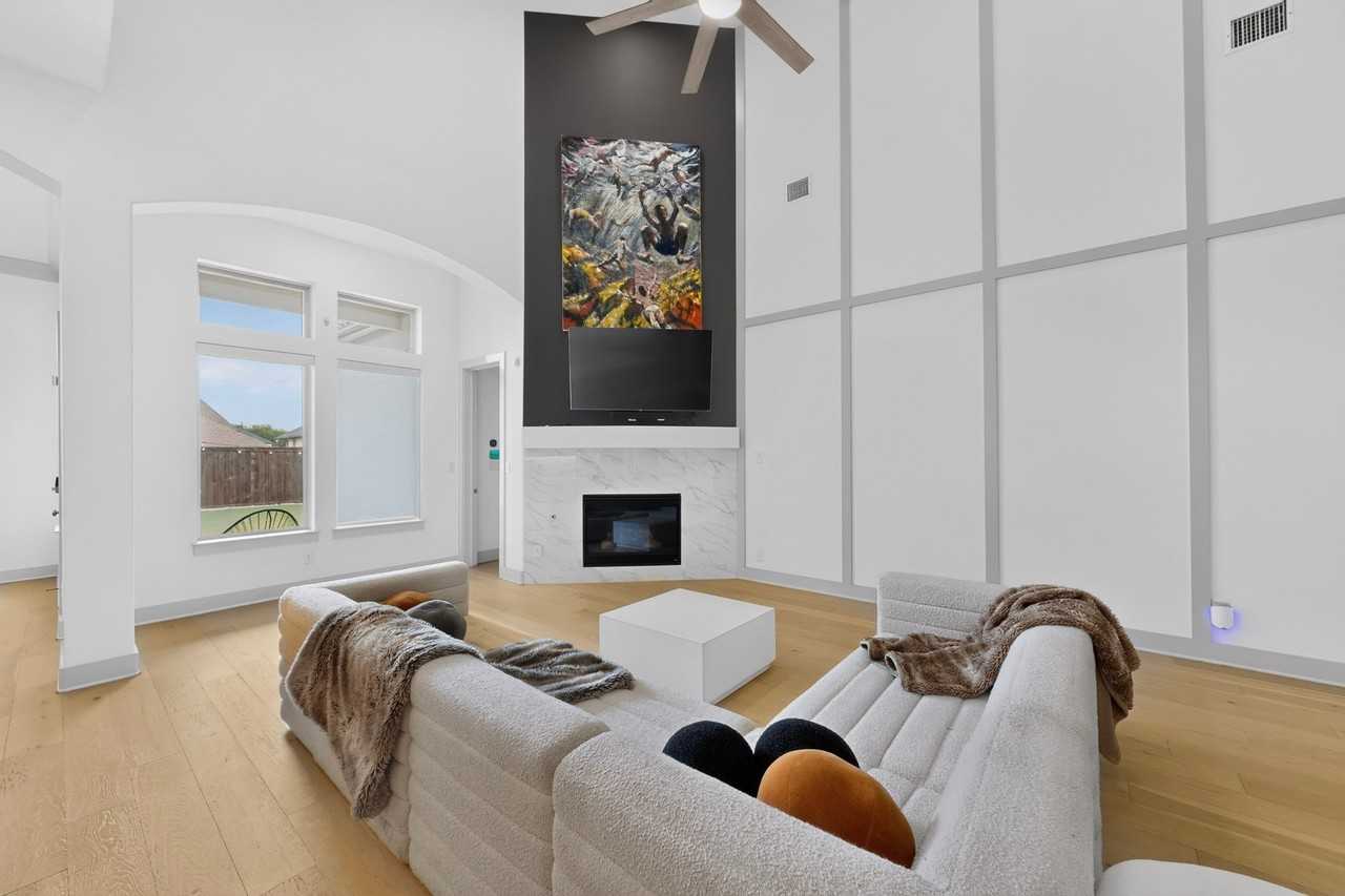 855 Emporio Dr - Photo 4 of 40