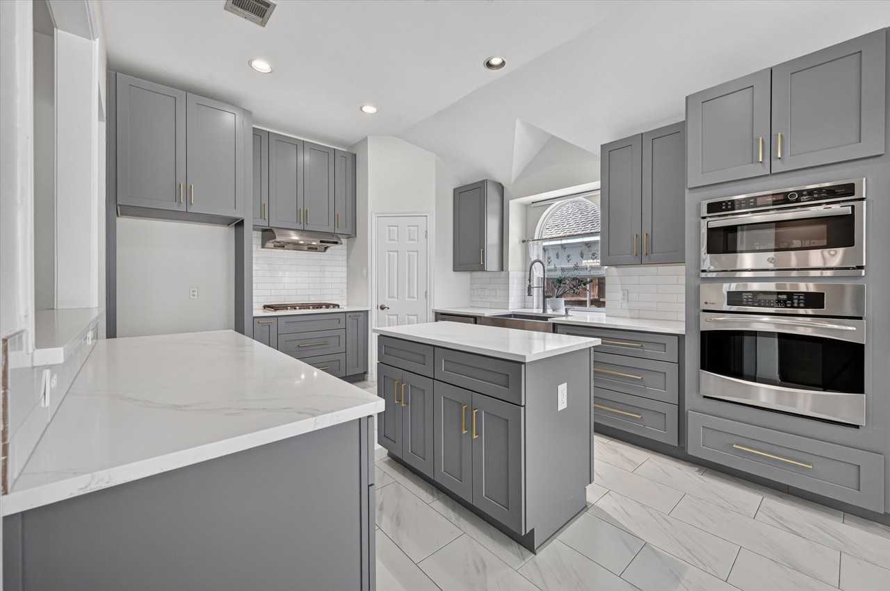 1904 Bluffview Ct - Photo 2 of 31