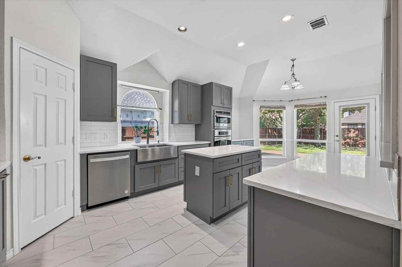 1904 Bluffview Ct - Photo 3 of 31