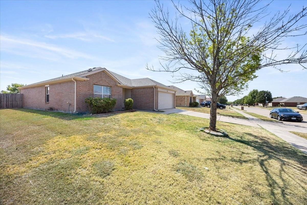 1506 Waters Edge Dr - Photo 2 of 26