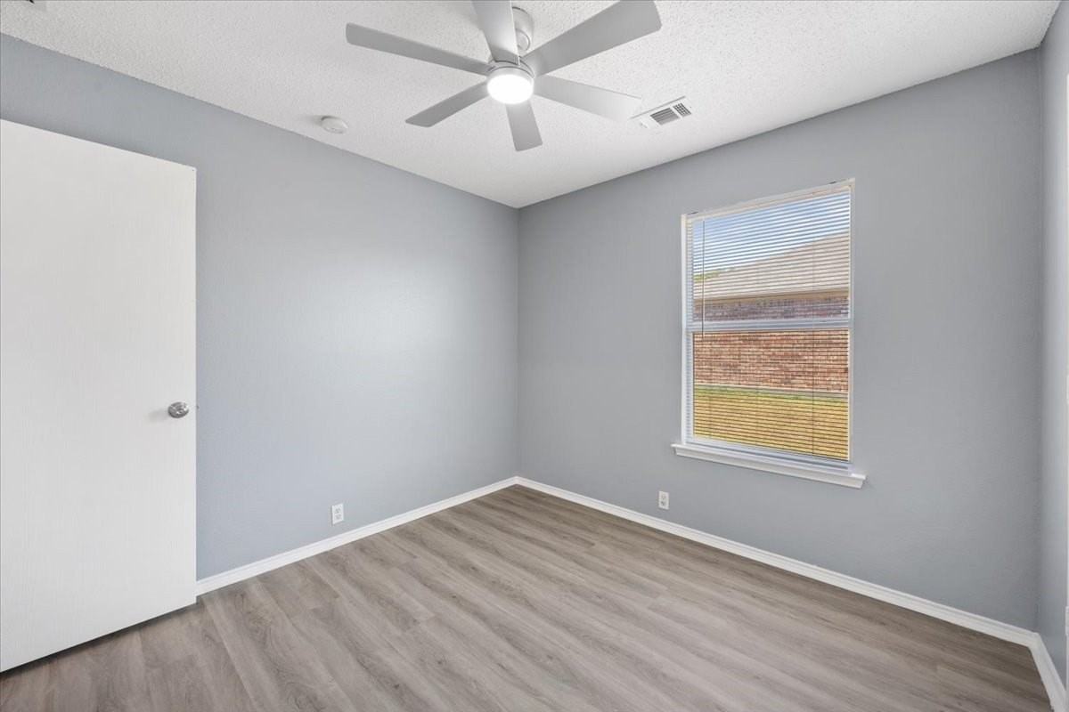 1506 Waters Edge Dr - Photo 7 of 26