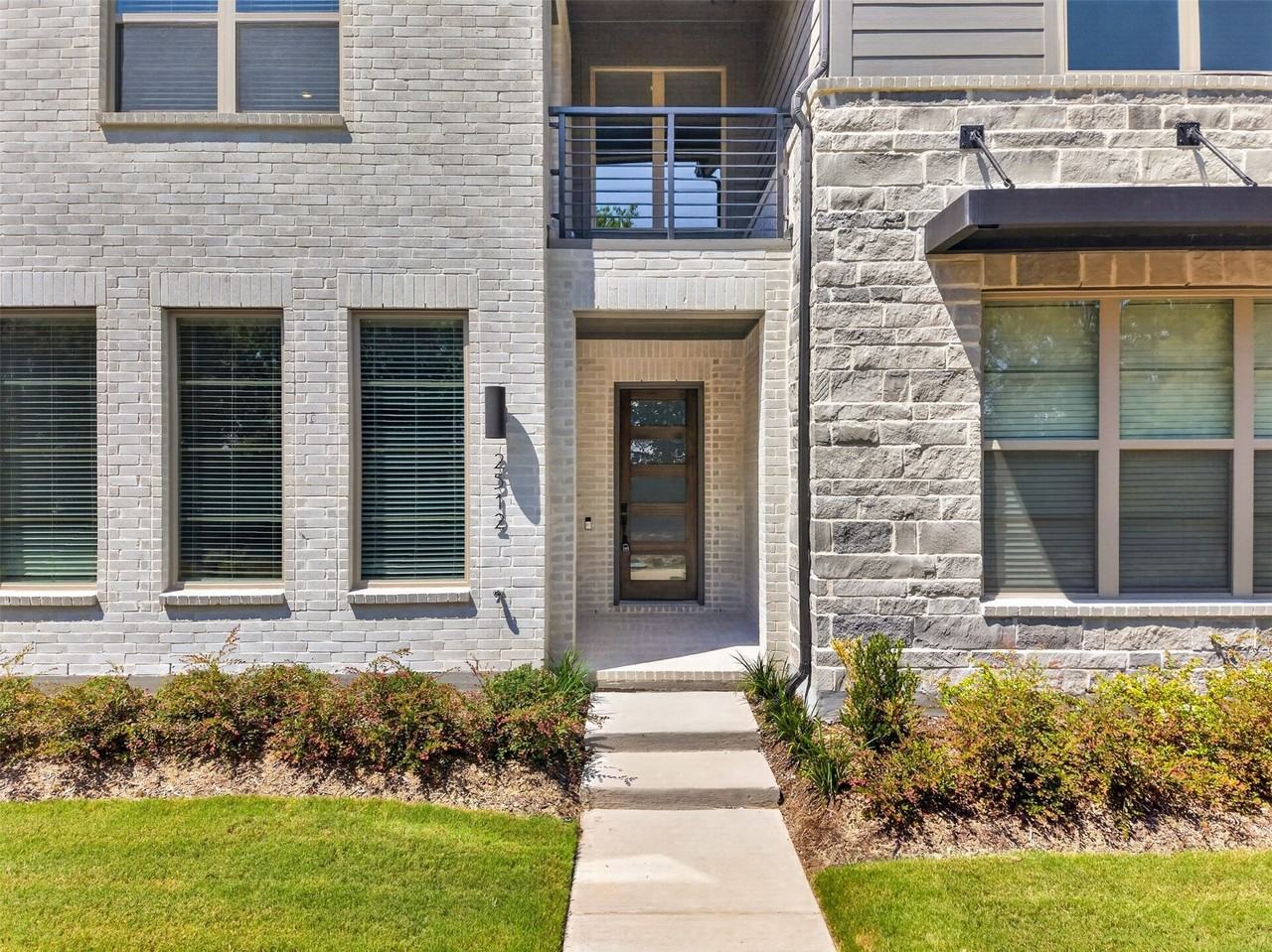 2512 Campden Mews - Photo 3 of 29