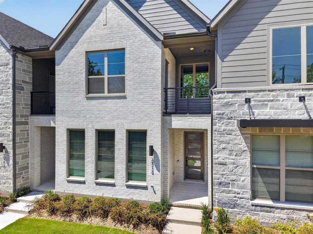 2512 Campden Mews - Photo 4 of 29