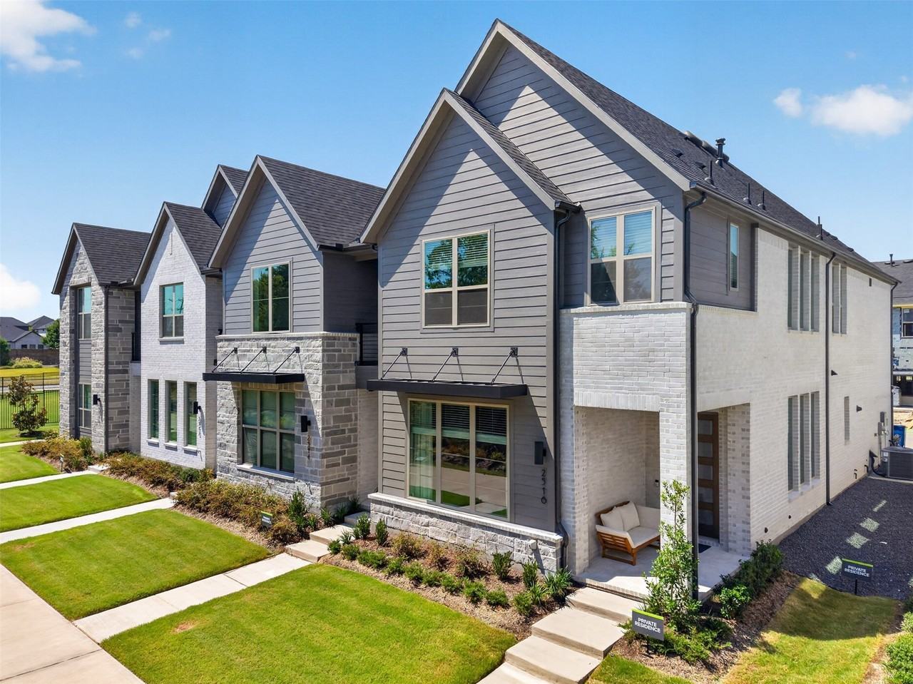 2512 Campden Mews - Photo 5 of 29