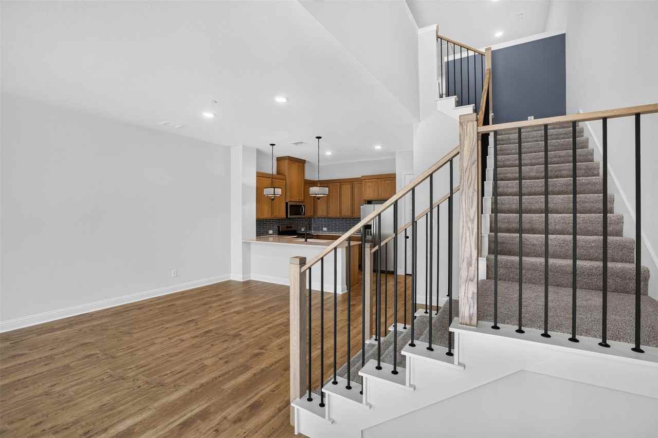 2512 Campden Mews - Photo 6 of 29