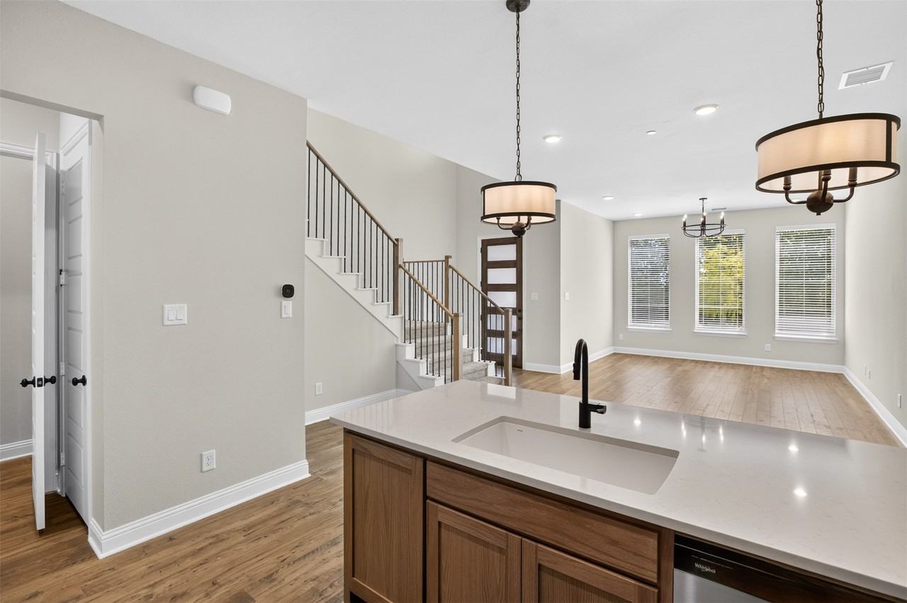 2512 Campden Mews - Photo 7 of 29