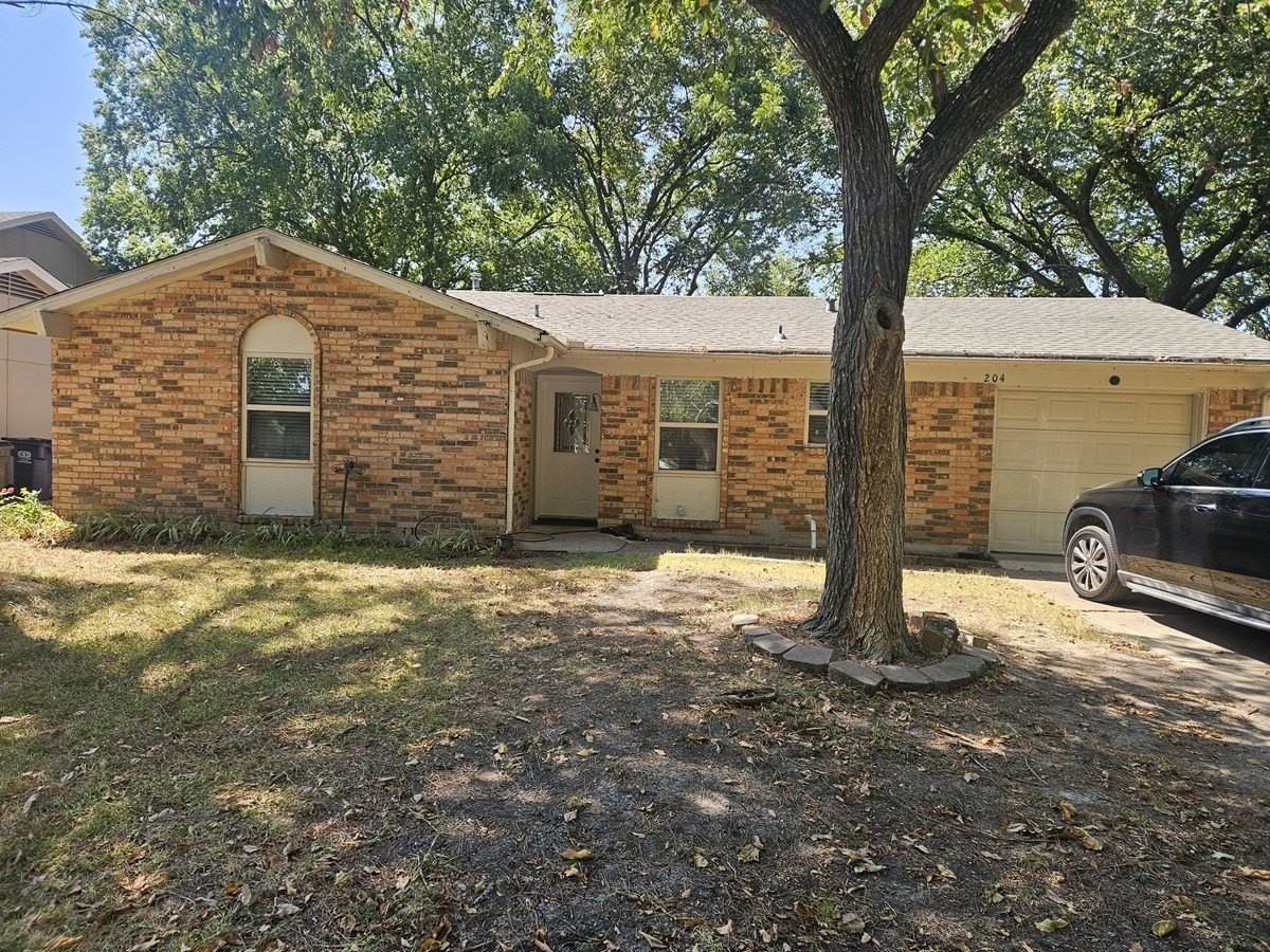 204 Duncan Way - Photo 2 of 12