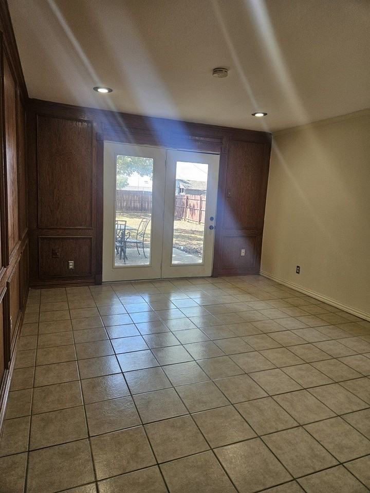 204 Duncan Way - Photo 3 of 12