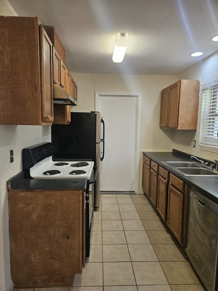 204 Duncan Way - Photo 4 of 12