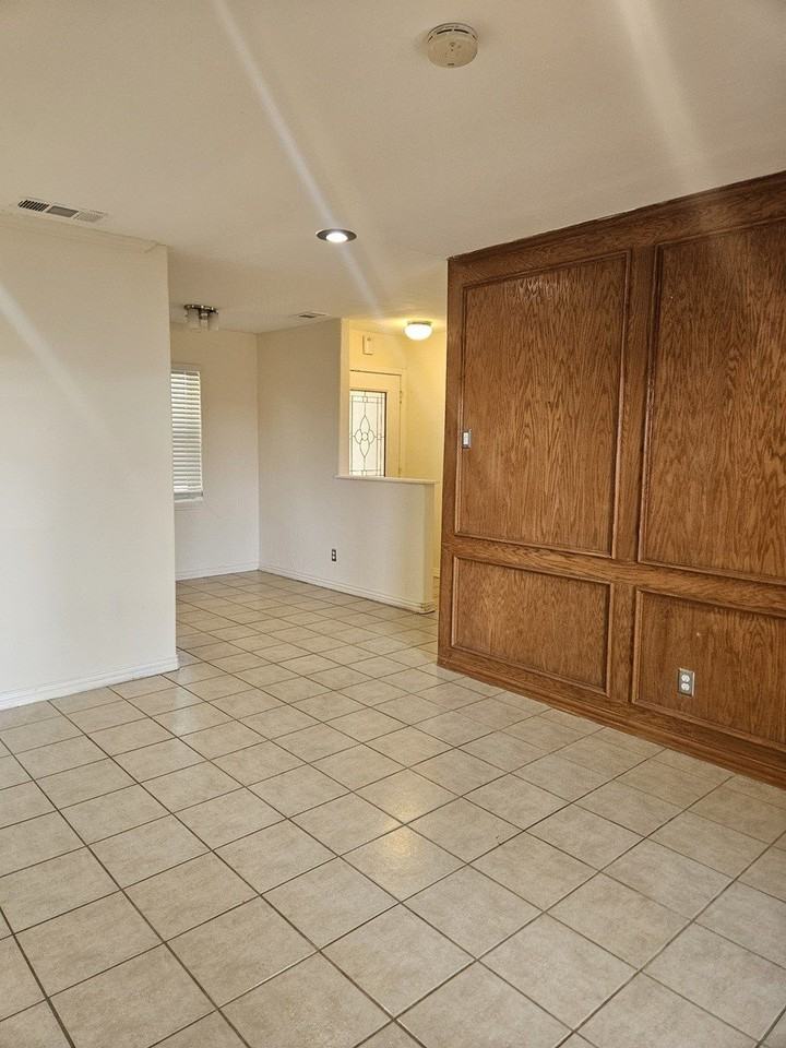 204 Duncan Way - Photo 5 of 12