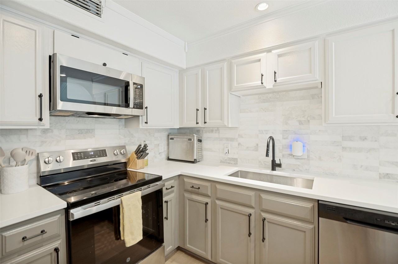 2716 Meadowstone Ct - Photo 4 of 25