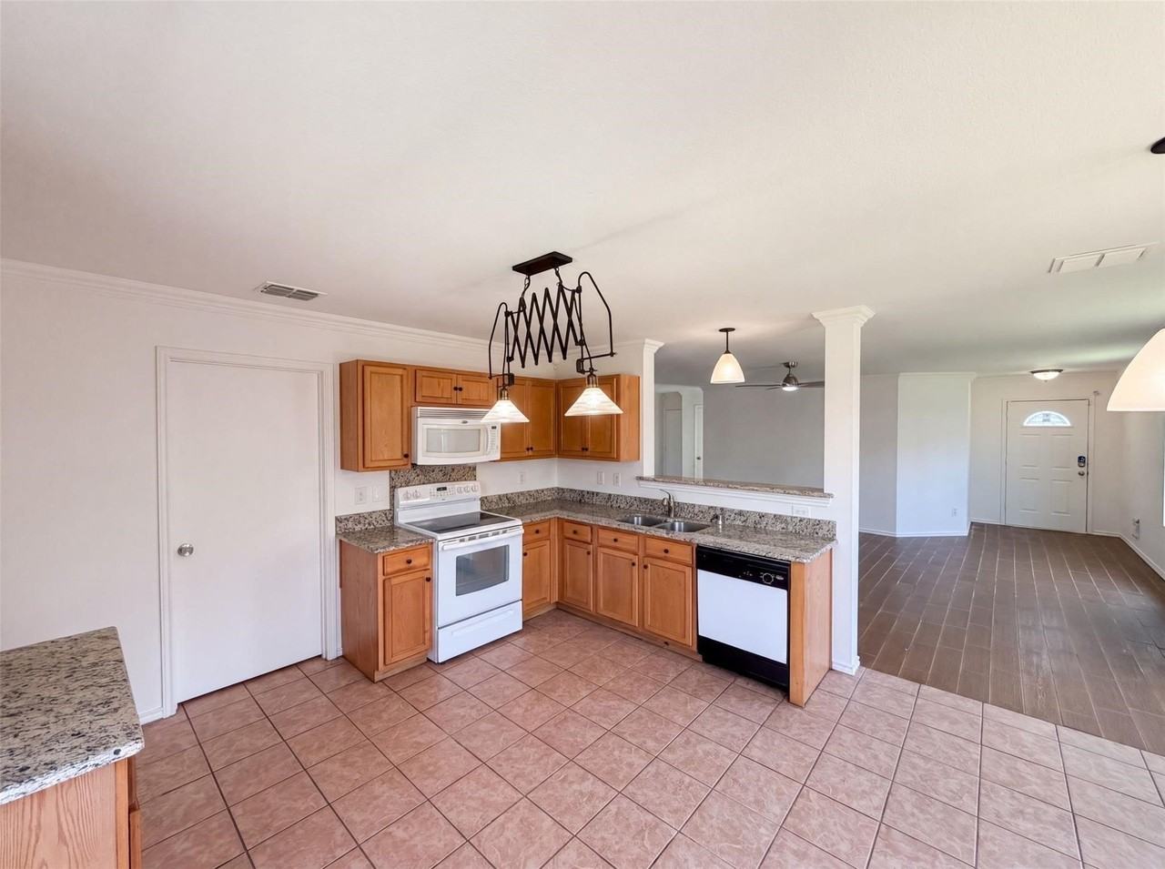 6200 St James Pl - Photo 4 of 14