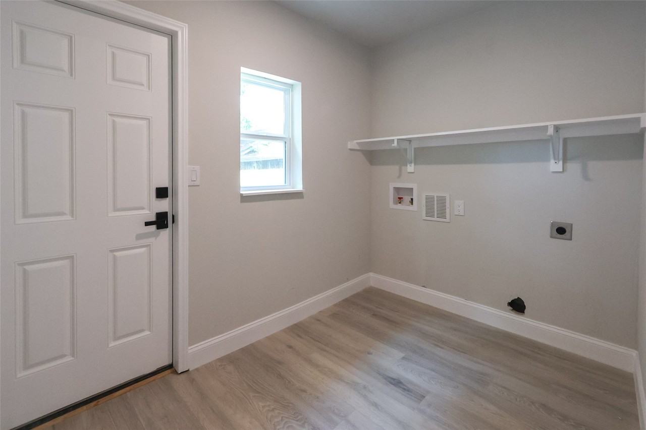 2303 Walworth St - Photo 4 of 27