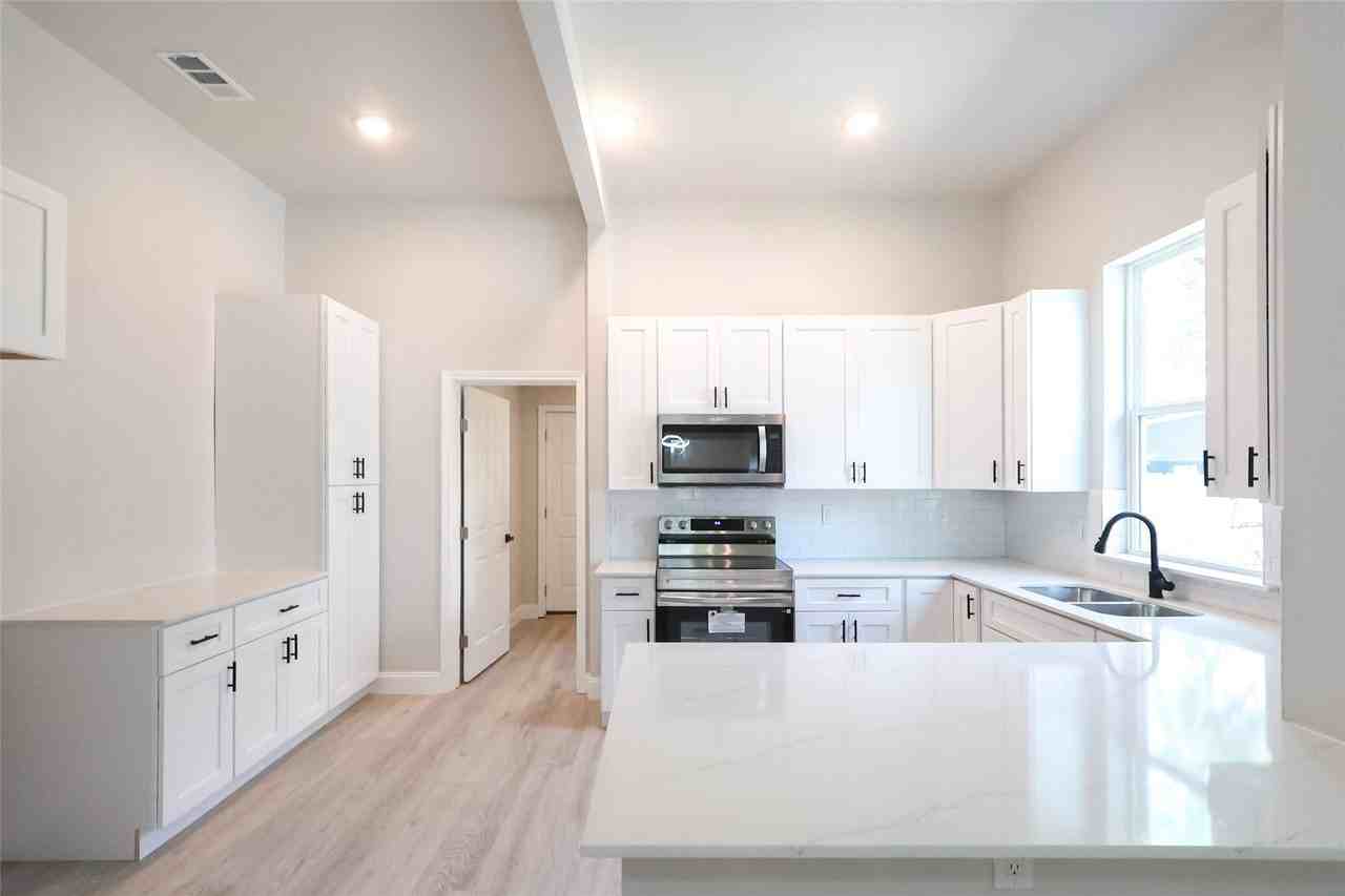 2303 Walworth St - Photo 6 of 27