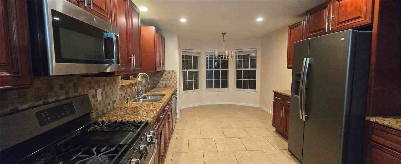 2212 Ridgewood Dr - Photo 4 of 32