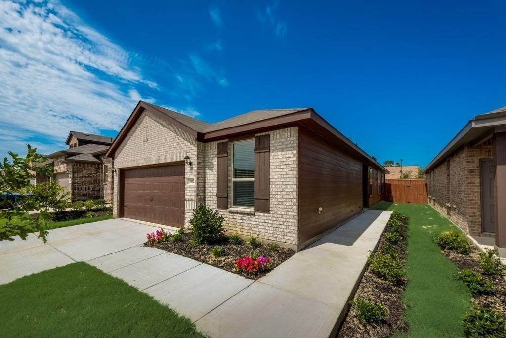 1002 Pecos St - Photo 3 of 19