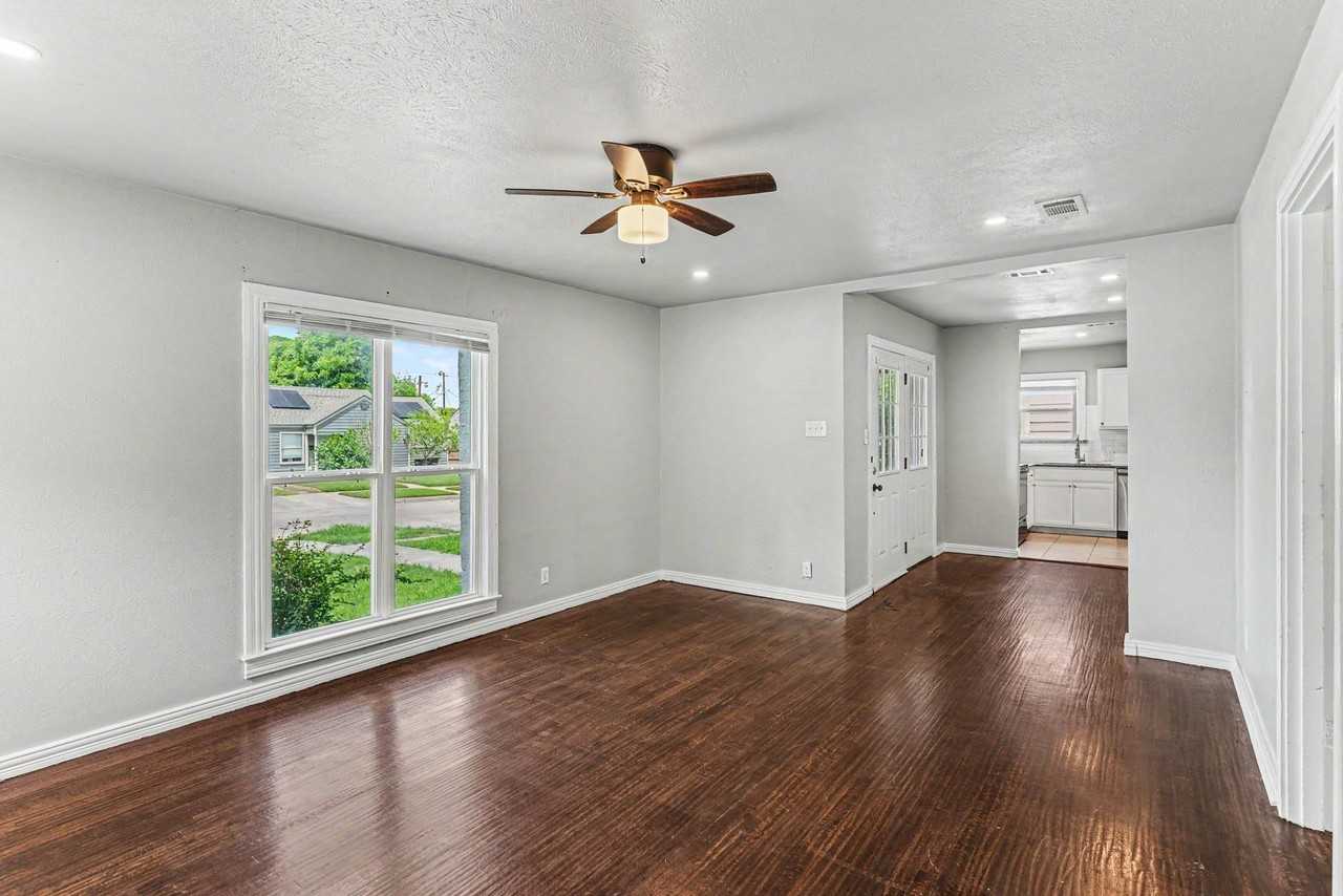 1108 E Robert St - Photo 4 of 25