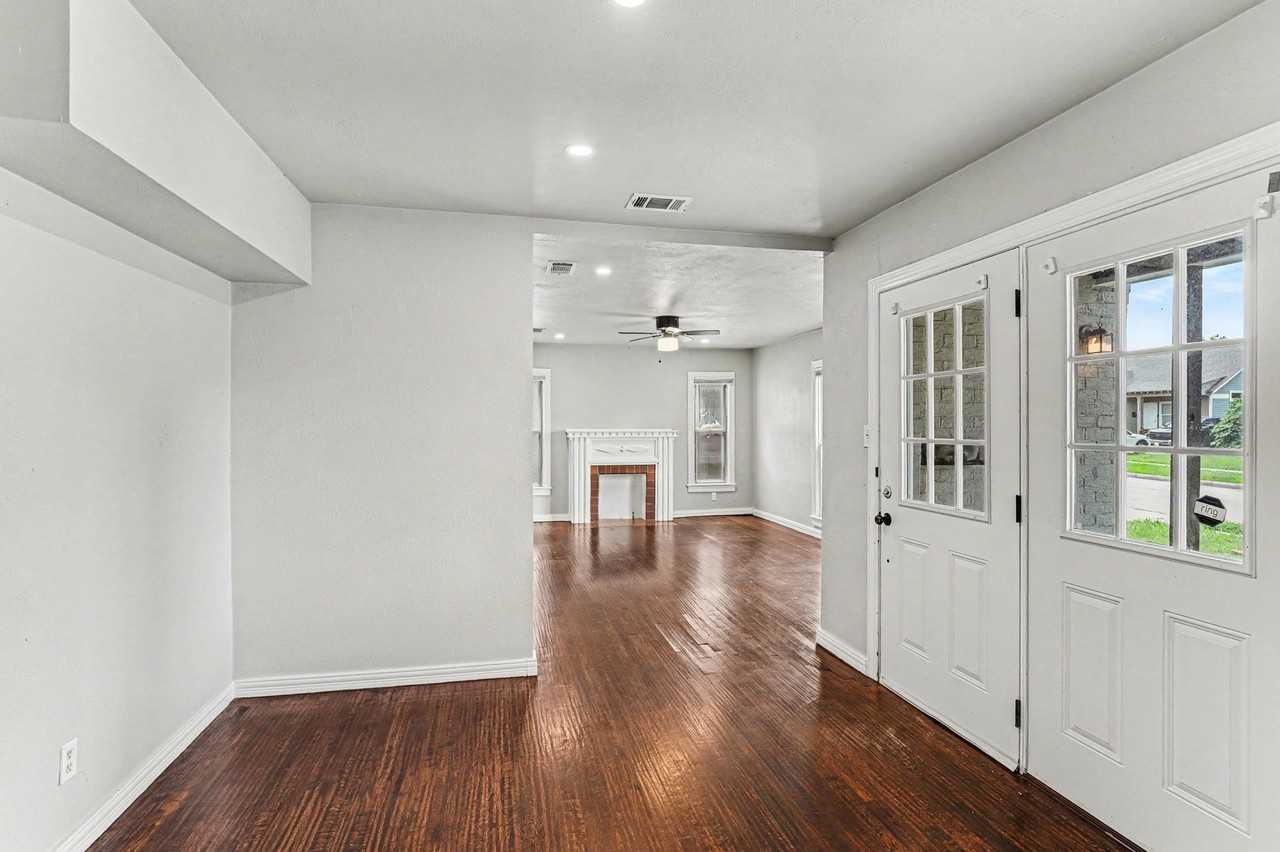 1108 E Robert St - Photo 5 of 25