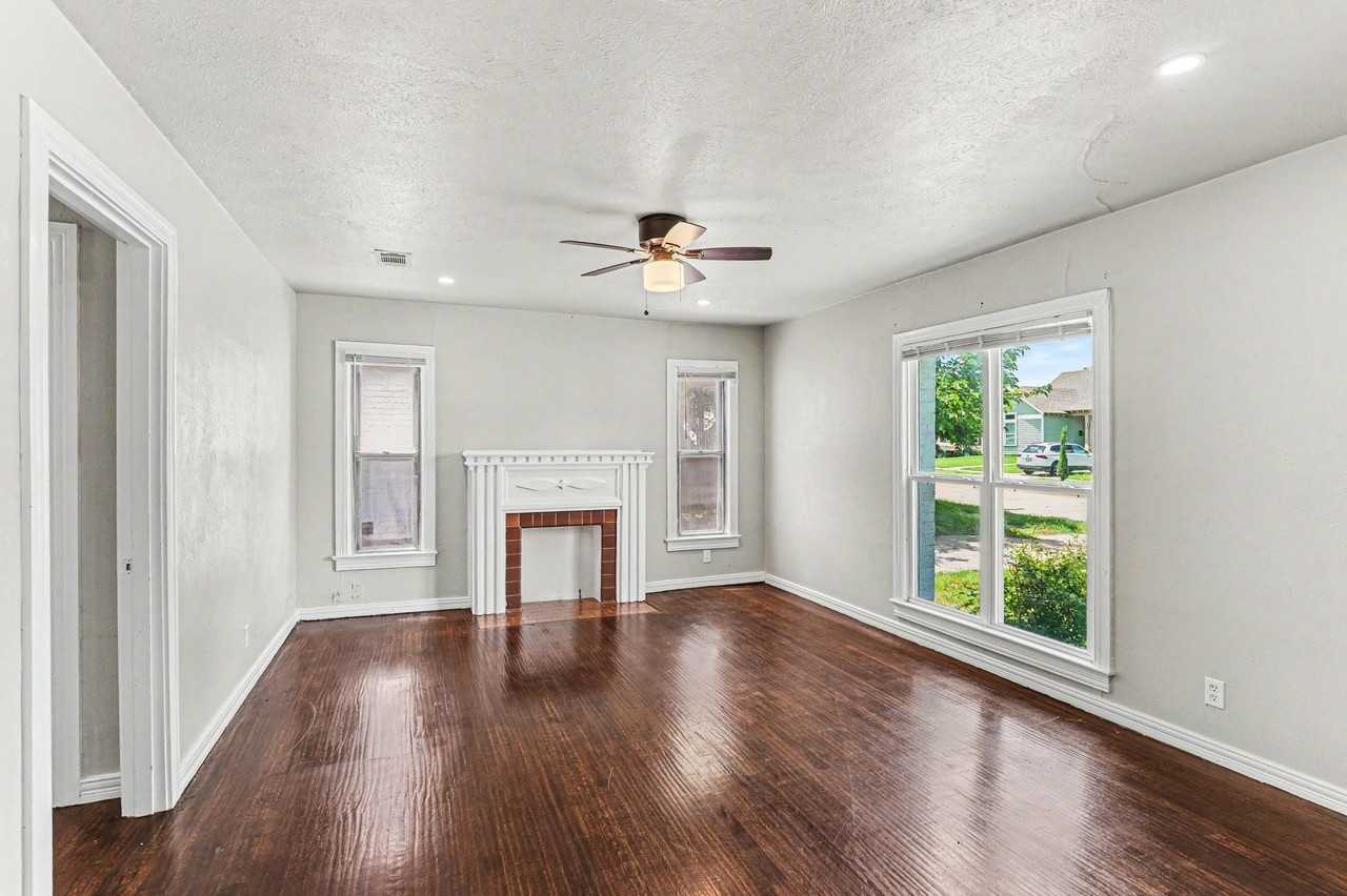 1108 E Robert St - Photo 6 of 25