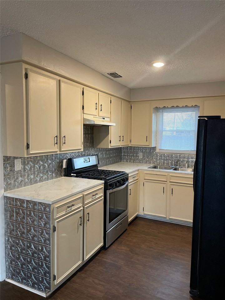 3231 Ivy Ln - Photo 3 of 20