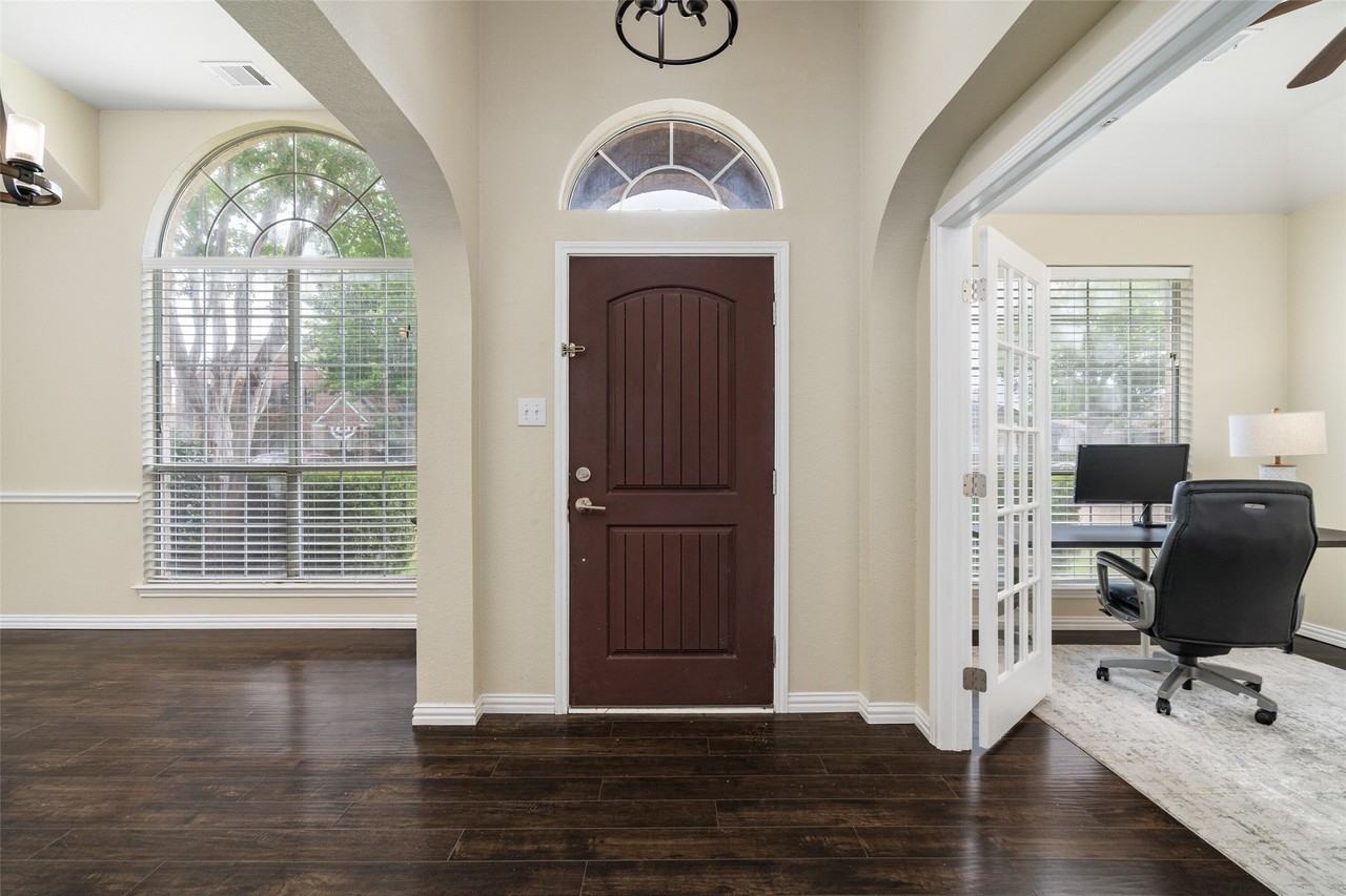 7501 Caribbean Dr - Photo 4 of 39