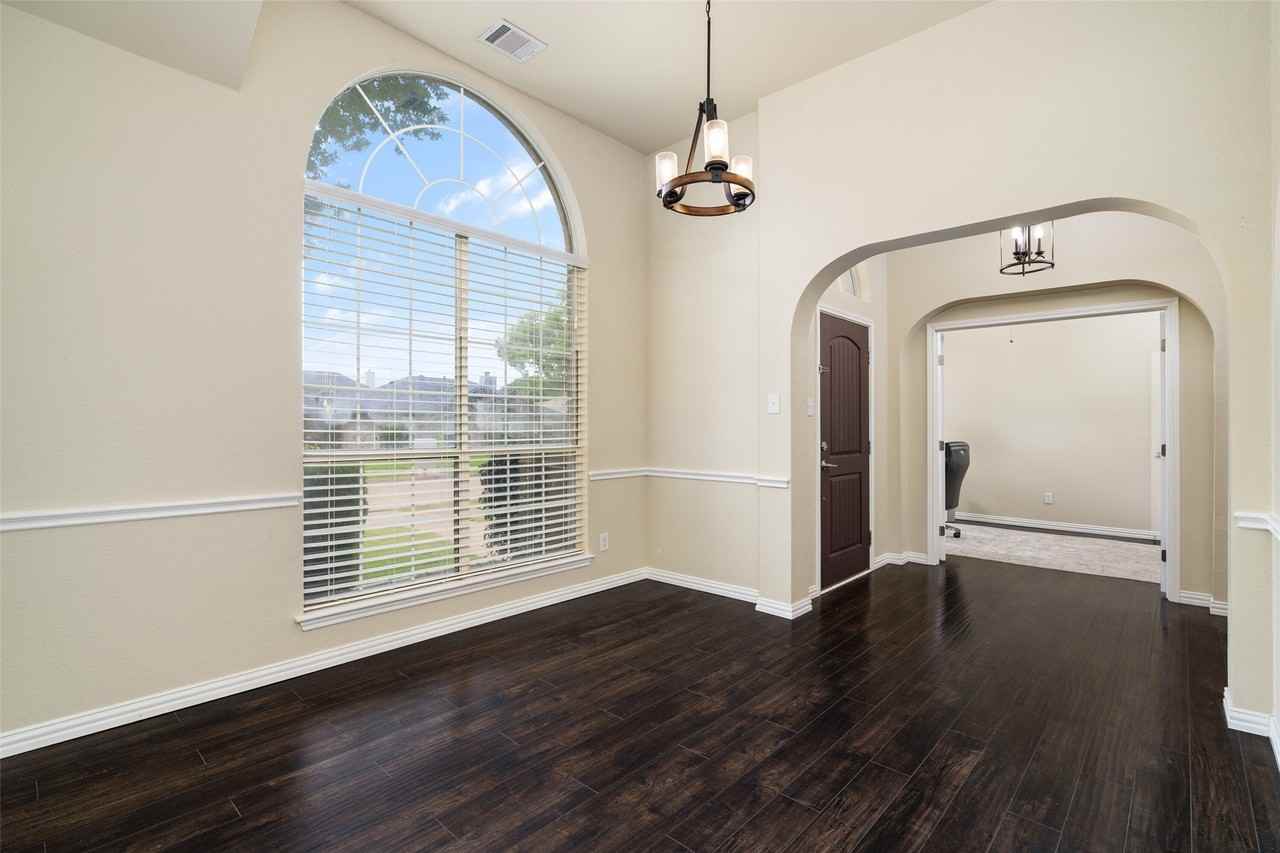 7501 Caribbean Dr - Photo 6 of 39