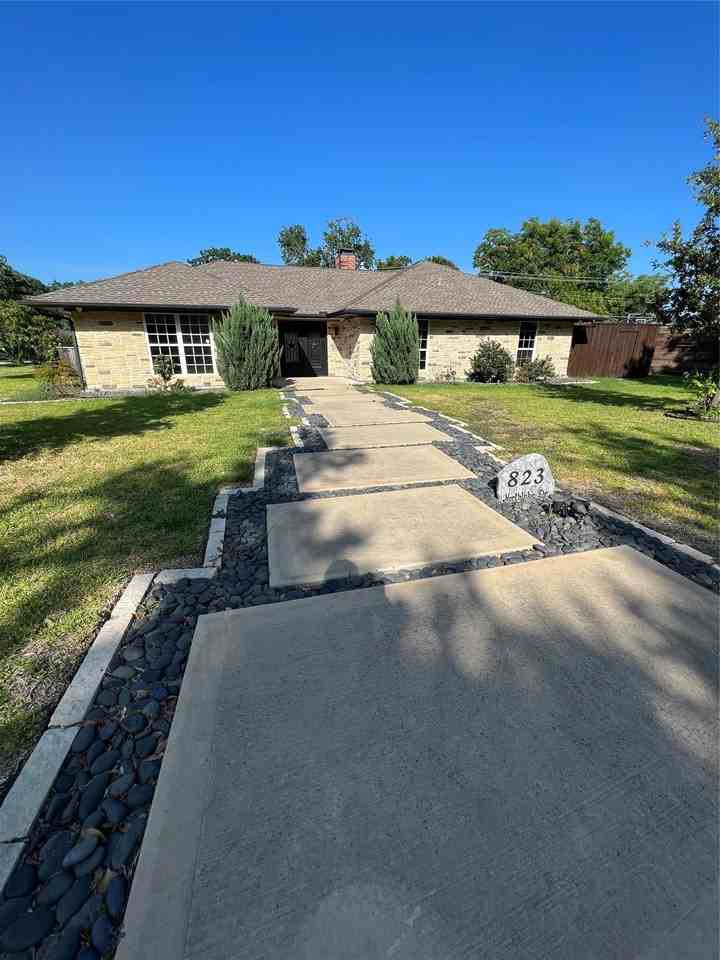 823 Northlake Dr - Photo 2 of 19