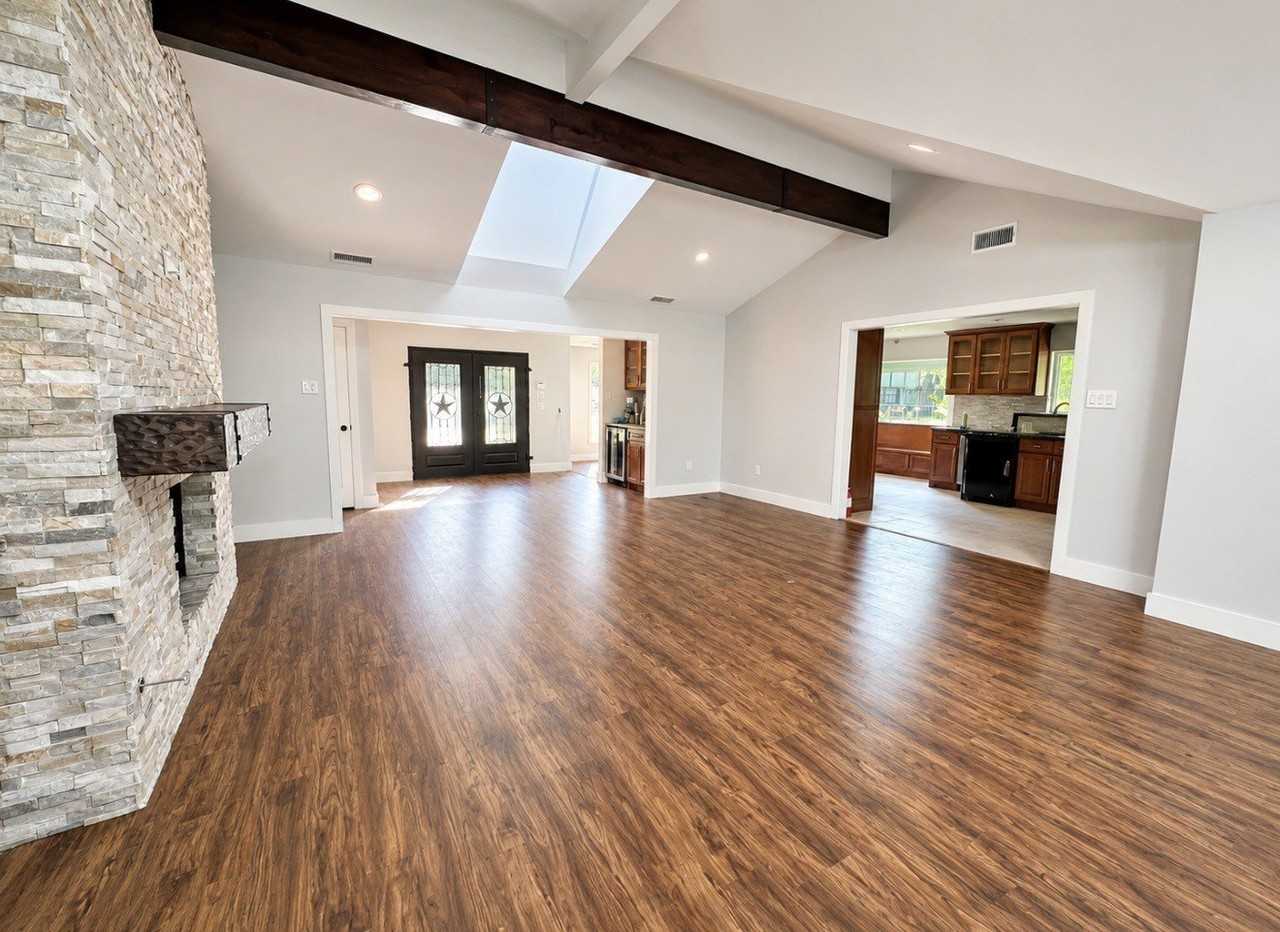 823 Northlake Dr - Photo 4 of 19