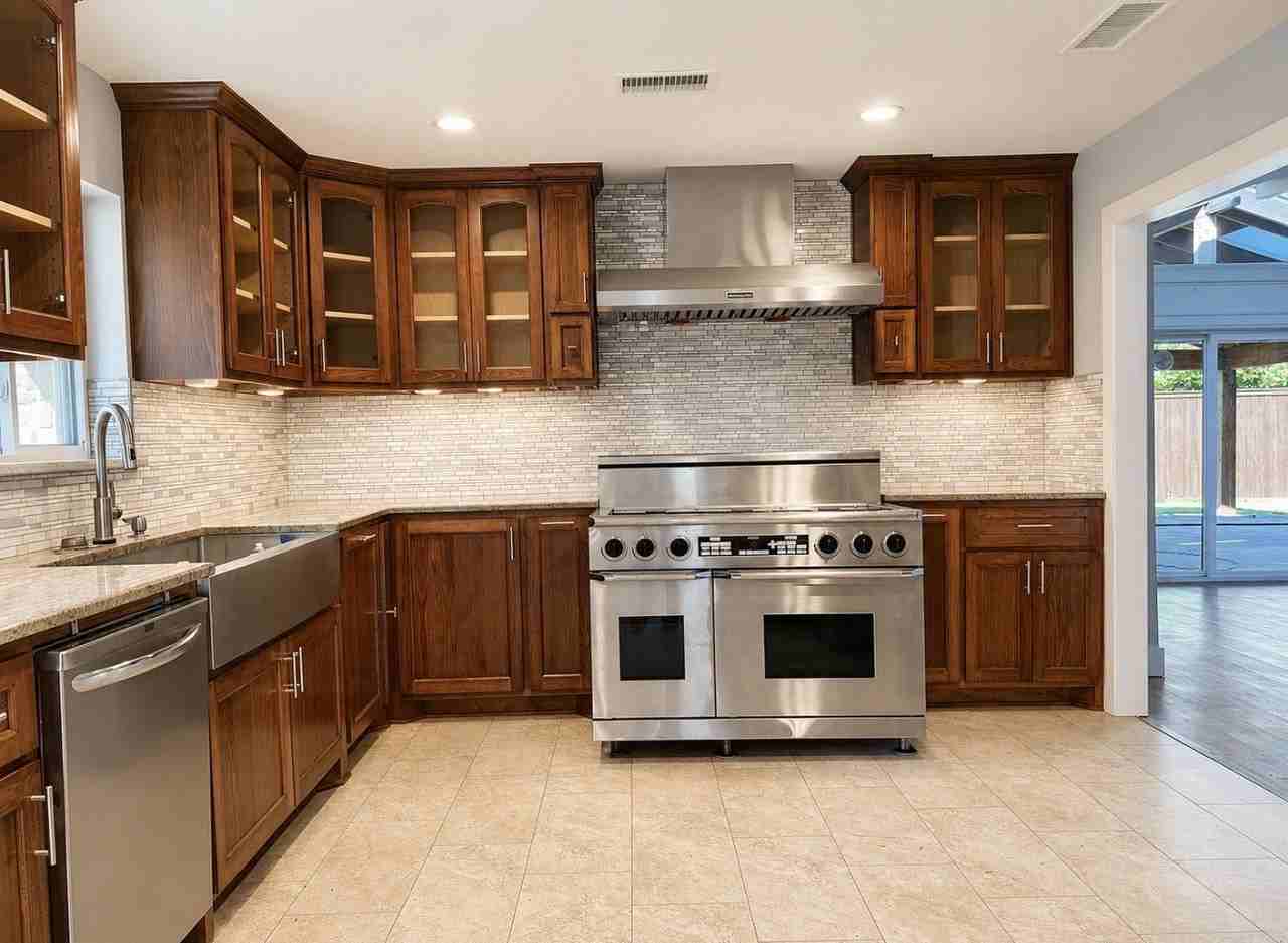 823 Northlake Dr - Photo 5 of 19
