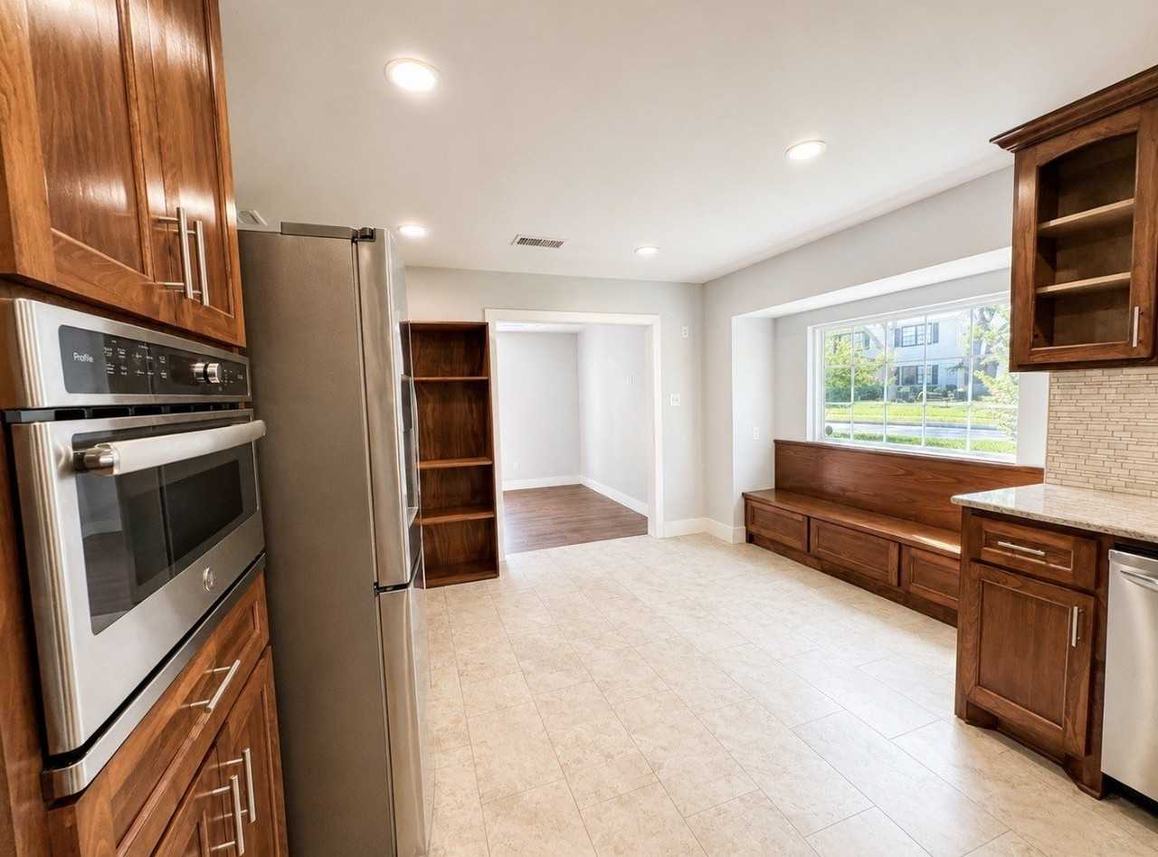 823 Northlake Dr - Photo 6 of 19