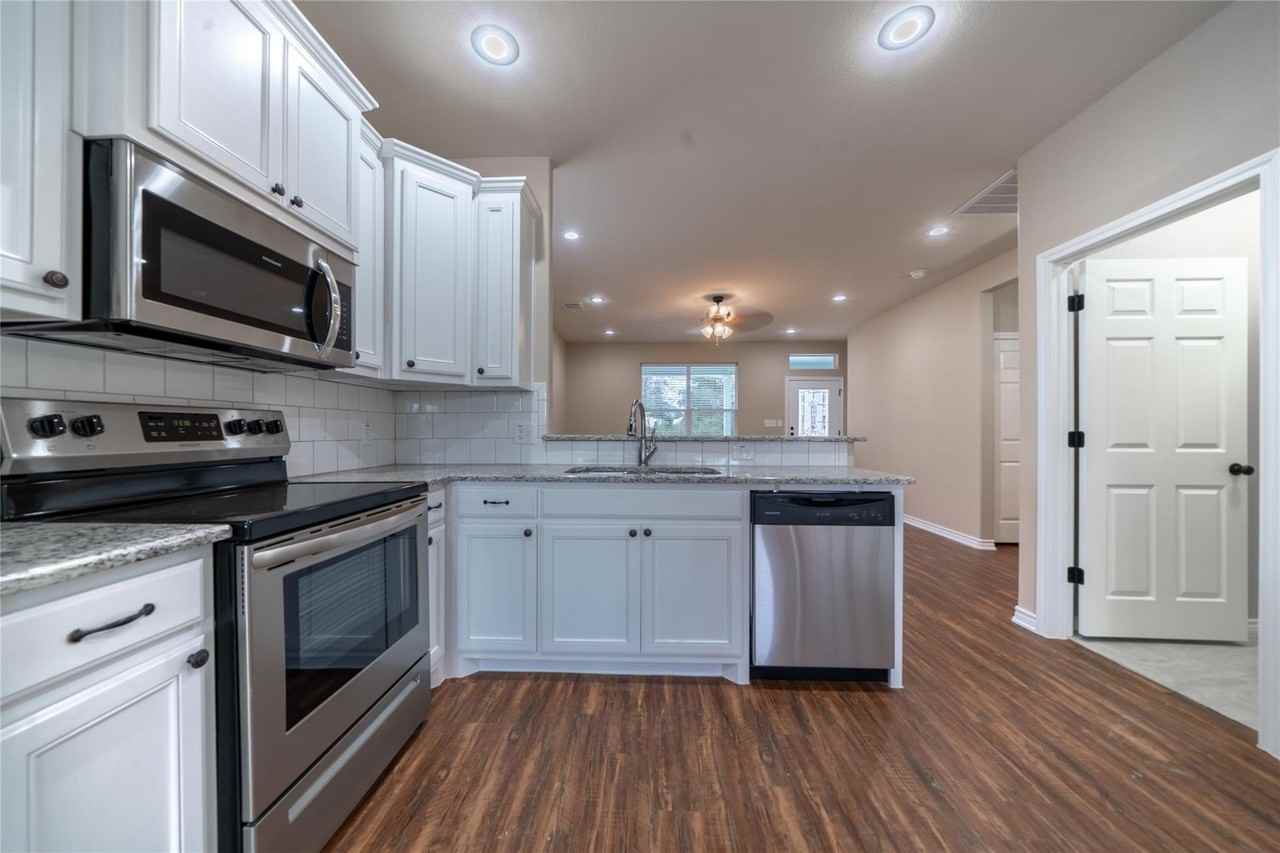 1030 W Gandy St - Photo 5 of 26
