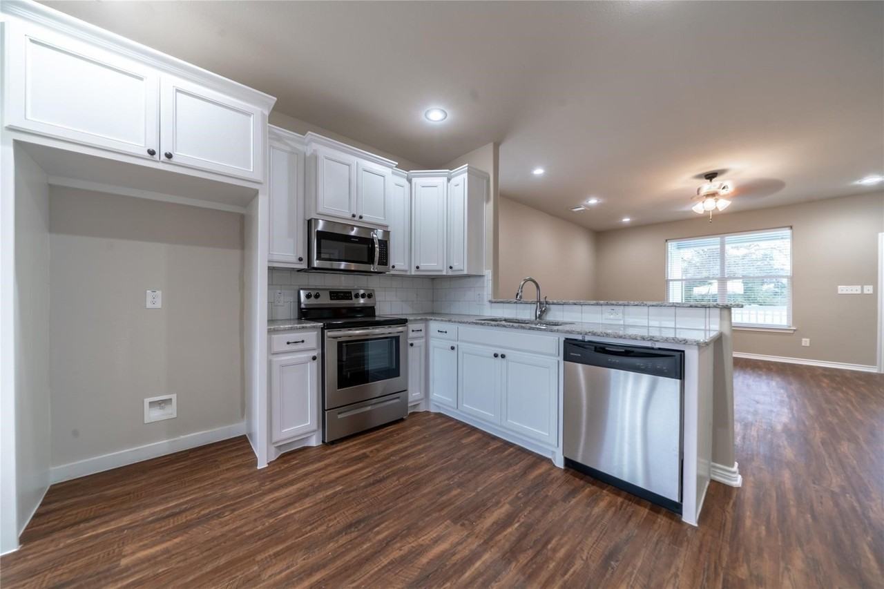 1030 W Gandy St - Photo 7 of 26