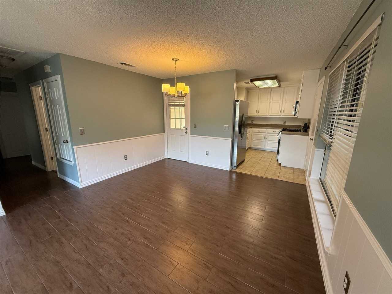 605 Baker St - Photo 2 of 10