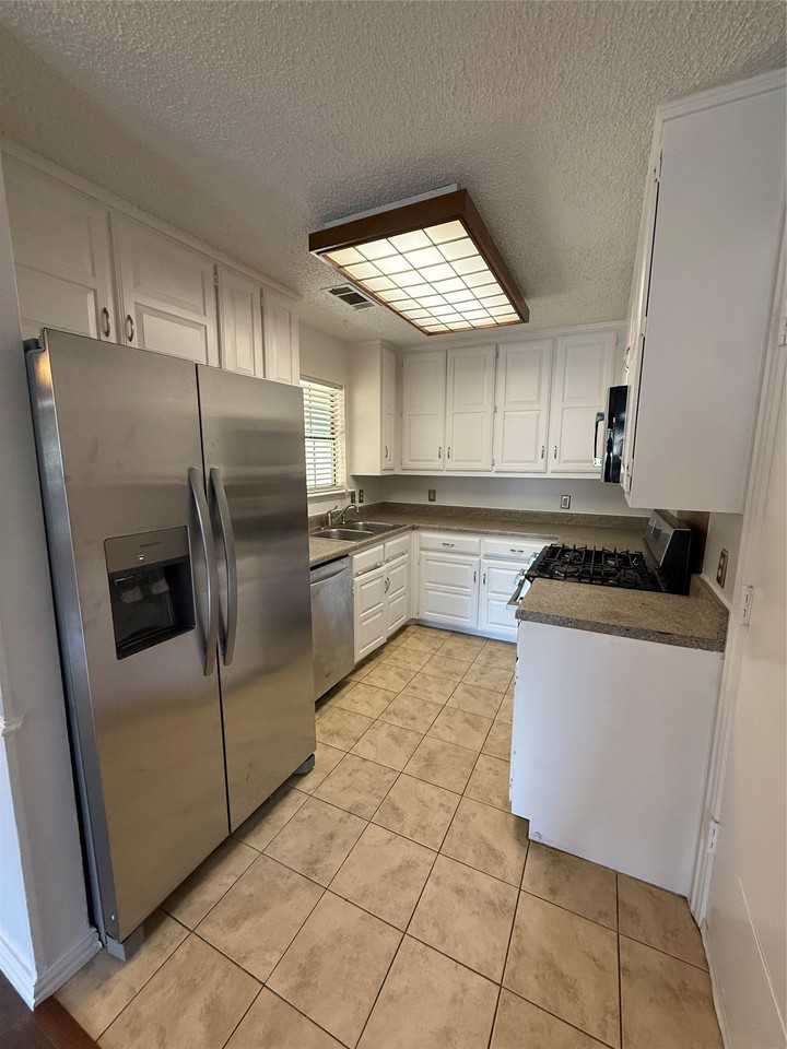 605 Baker St - Photo 3 of 10