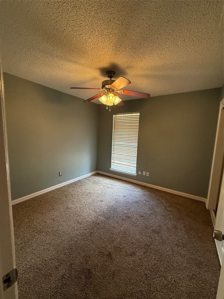 605 Baker St - Photo 4 of 10