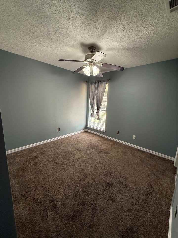 605 Baker St - Photo 5 of 10