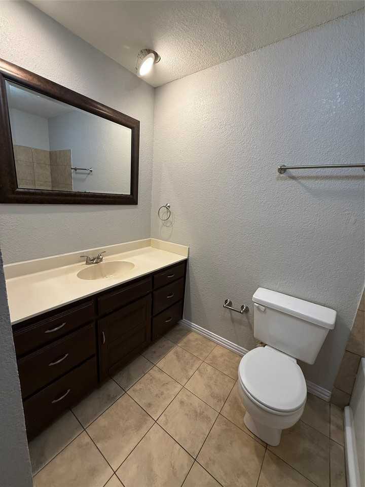 605 Baker St - Photo 6 of 10