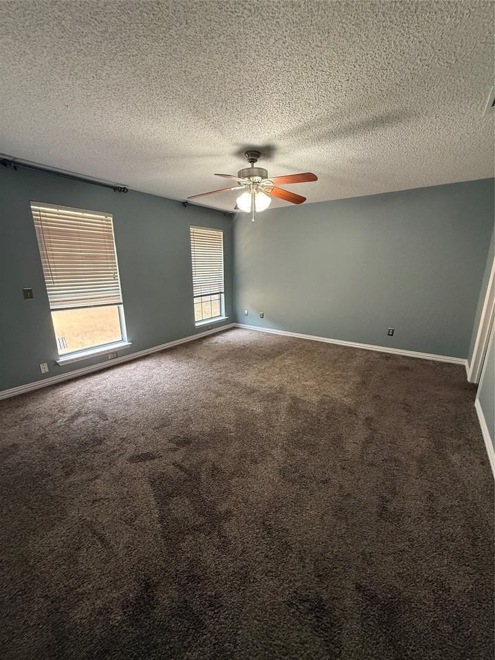 605 Baker St - Photo 7 of 10
