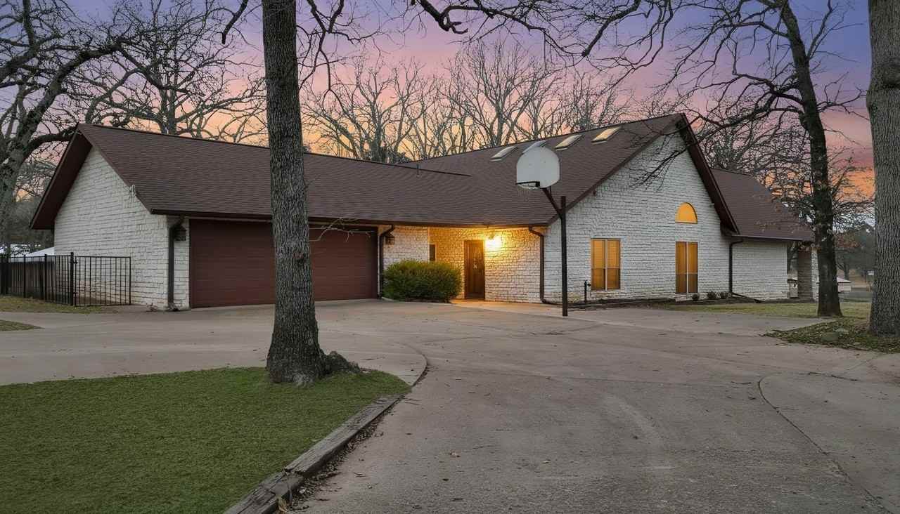 9580 Brockrim Ln - Photo 3 of 31